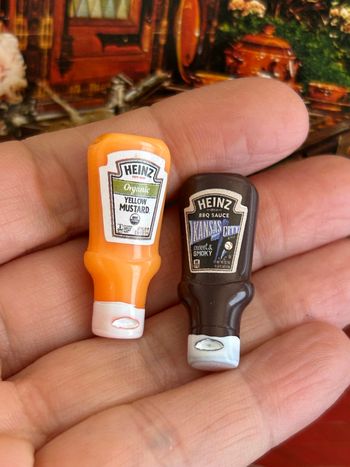 Flacons, miniatures, moutarde et sauce barbecue pour maison de poupée