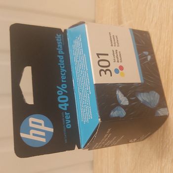 Une cartouche d'encre d'imprimante HP 301 d'origine -Tricolore -