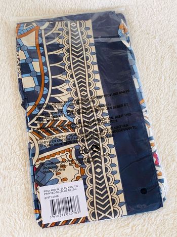 Foulard à motifs bleu 100% polyester effet soie brillant