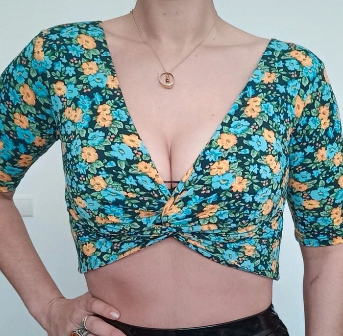 Top crop fleuri Stradivarius 38 - photo numéro 3
