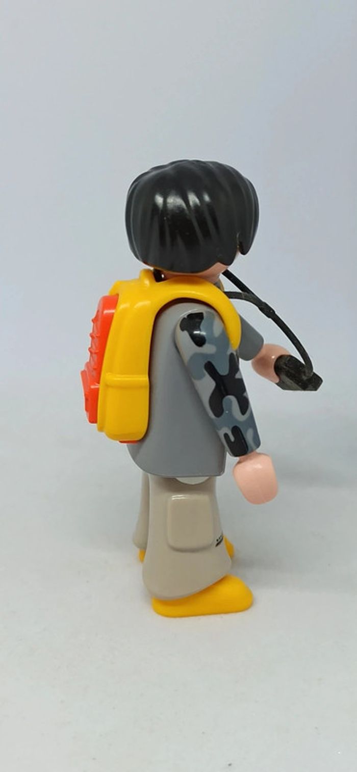 Homme avec sac à dos et accessoire playmobil - photo numéro 2