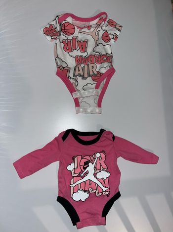 Lot de 2 body Jordan taille Naissance