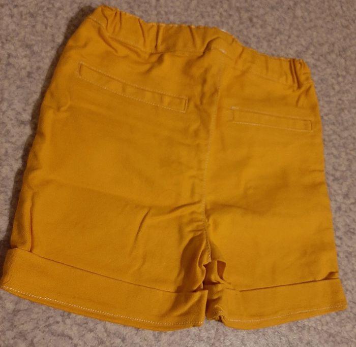 Short jaune - photo numéro 5