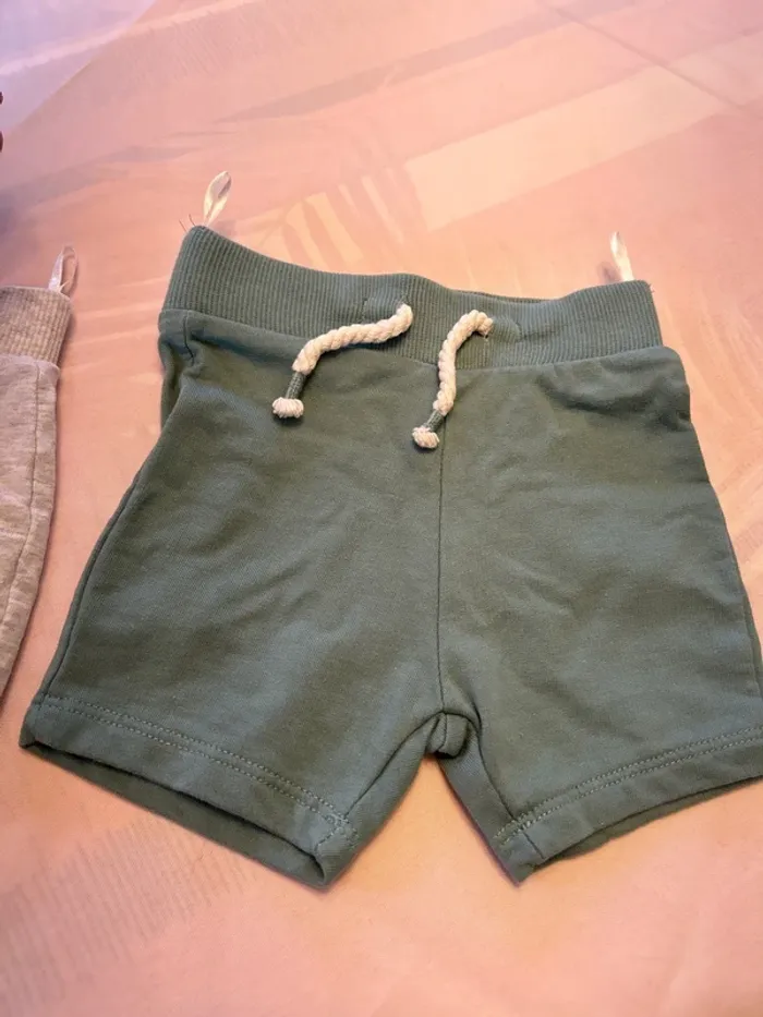Lot de 3 shorts C&A baby - 3/6 mois - photo numéro 2