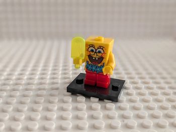 Figurine Bob l'Éponge carré avec glace, style lego