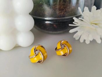 Neuves boucles d'oreilles jaunes entrecroisées