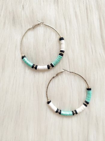 Boucles d'oreilles anneaux créoles en métal ciselé avec perles heishi diamètre 6 cm environ