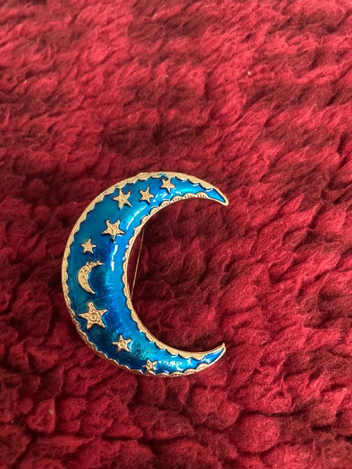 Broche lune bleu