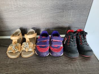Lot de 3 paires de chaussures taille 21 fille sandalettes  cuir André + baskets Adidas+chaussures minnie mouse