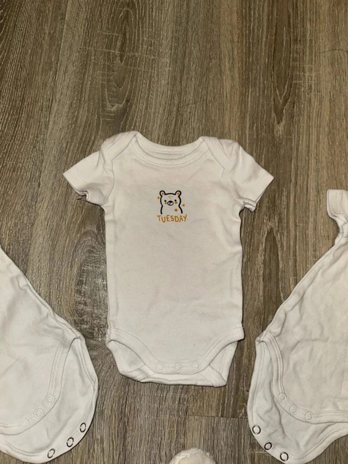 Lot body manches courtes 1 mois - photo numéro 4