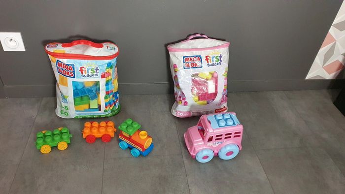 Deux sacs de mega bloks + train + camion et personnage