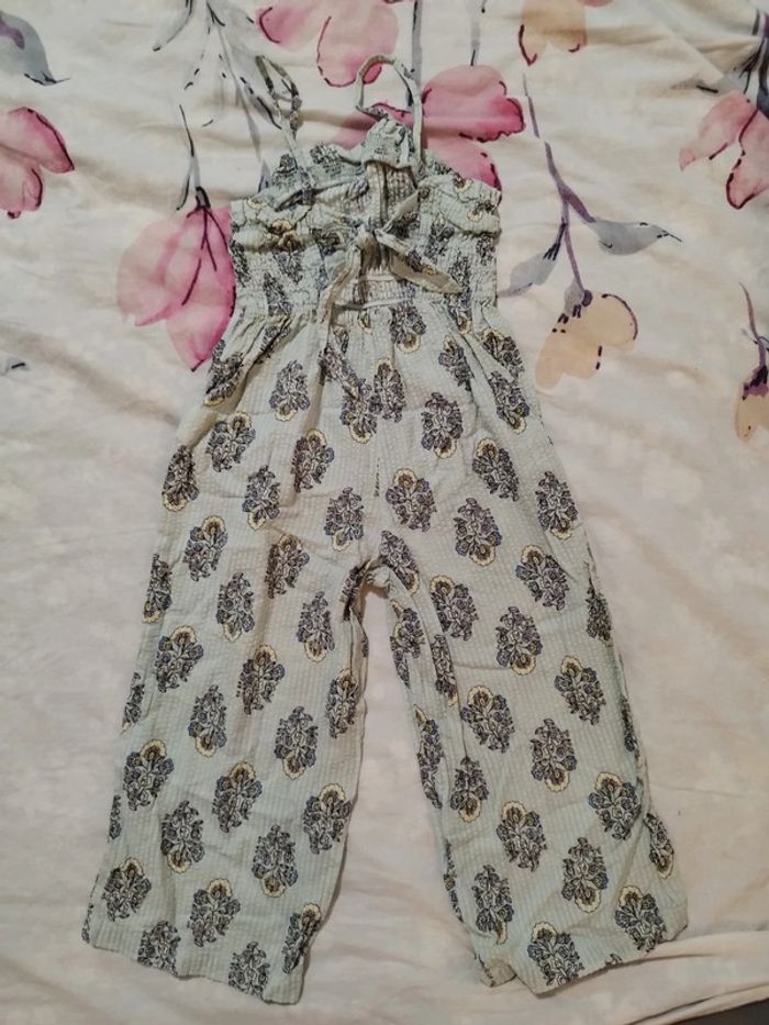 Superbe combi-pantalon légere, couleur bleu clair fleurie de chez Kiabi en taille 6 ans - photo numéro 2