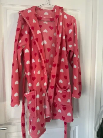 Peignoir capuche cœurs rose rouge