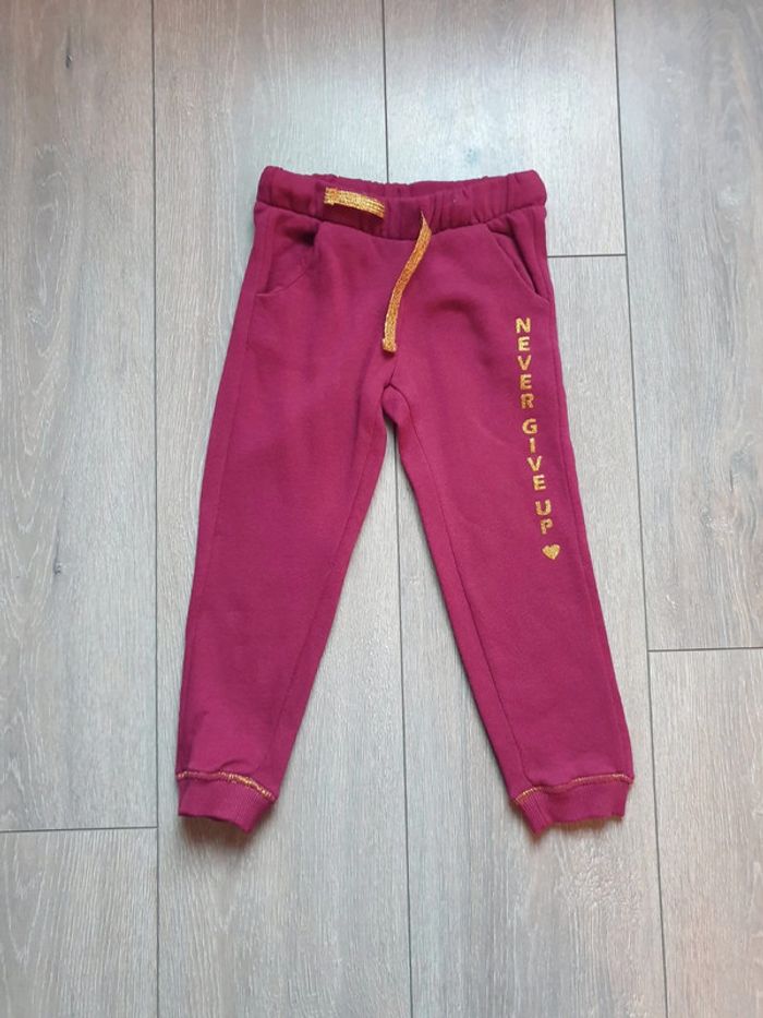 Pantalon en molleton couleur framboise. Fille 3 ans. Marque Kiabi