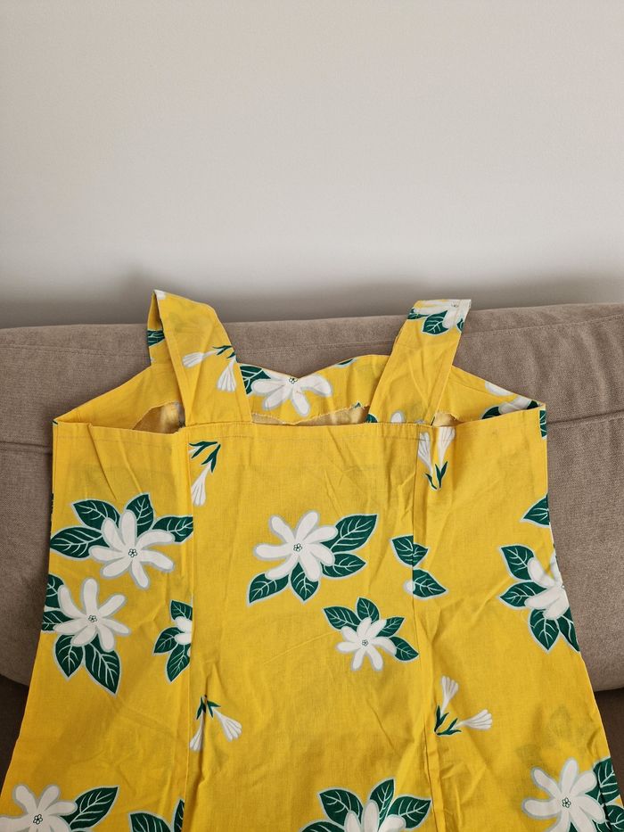 Robe polynésienne jaune à fleurs blanche et feuilles vertes - photo numéro 10