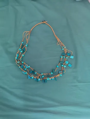 Collier bleu