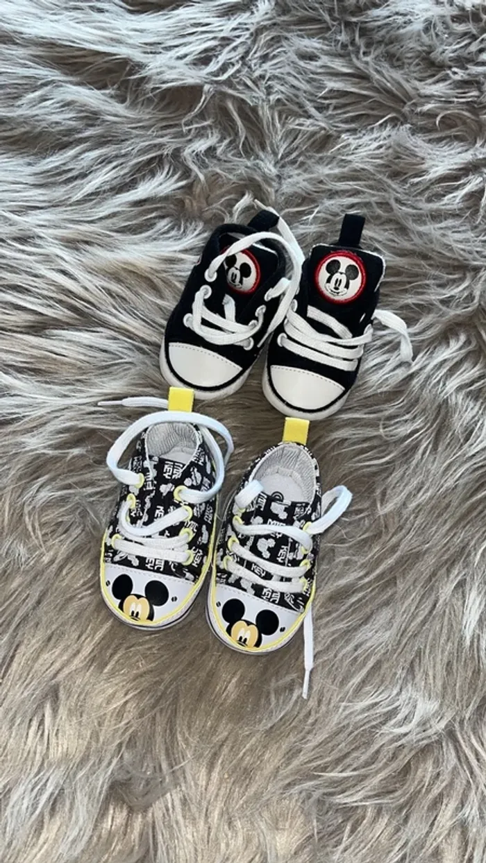 2 paires de baskets Mickey 3/6 mois