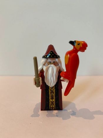 Figurine type lego professeur Dumbledor et Fumesec le phœnix. Harry Potter