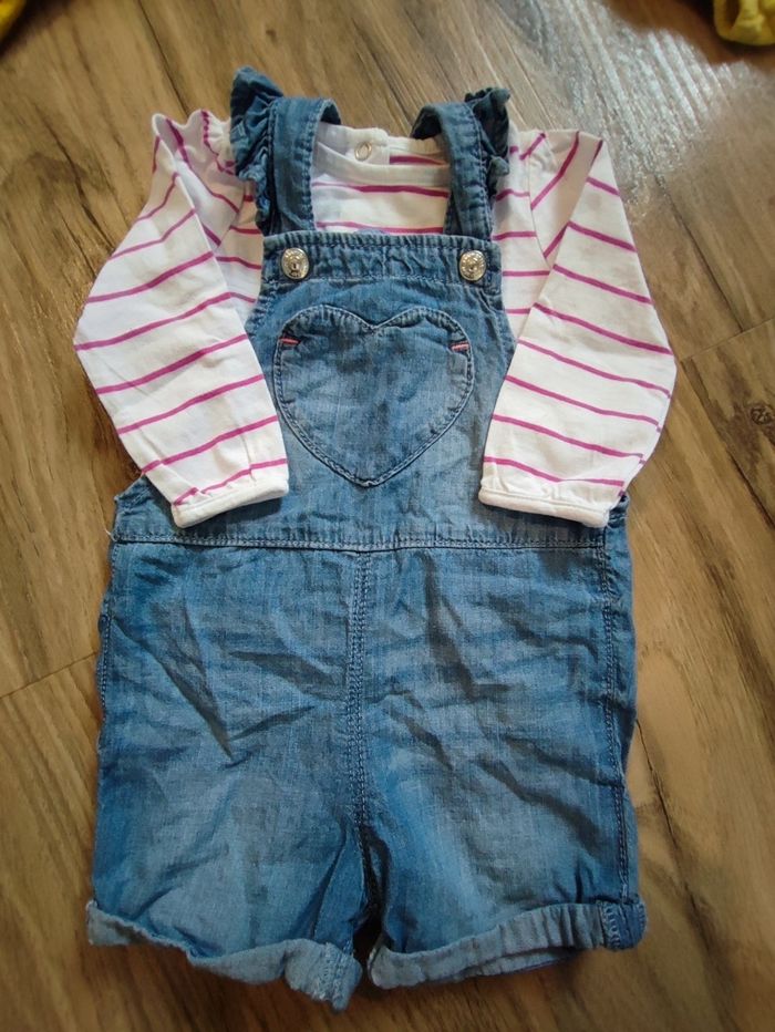 Ensemble salopette short t shirt manches longues. 6 mois.