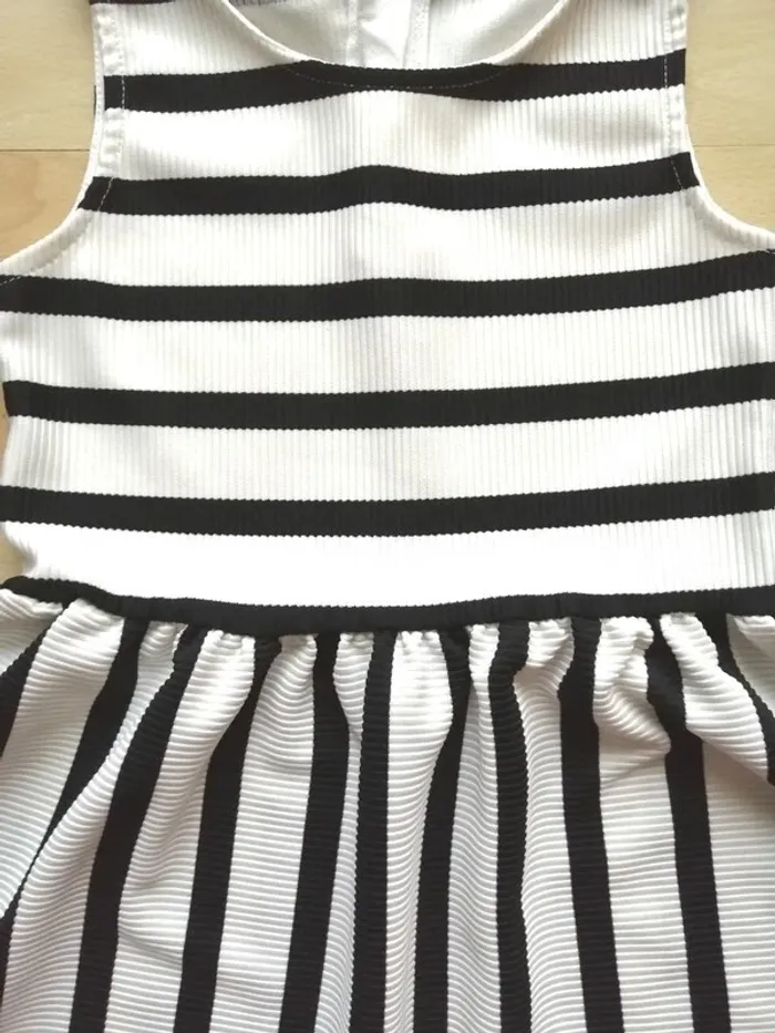 Robe à rayures noire et blanche H&M 6 ans - photo numéro 3
