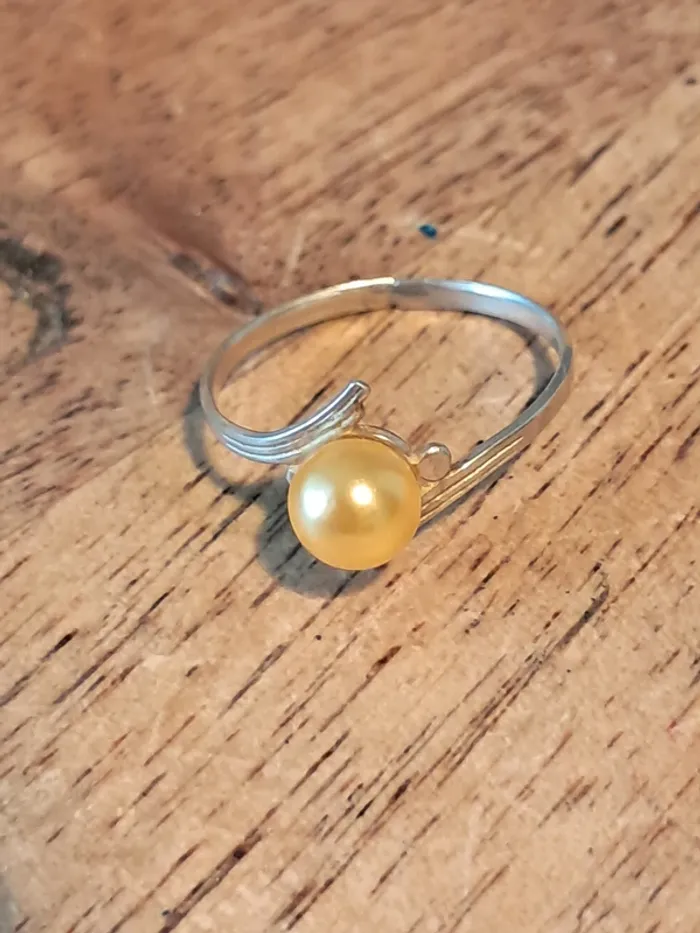 Adorable bague en argent avec perle de culture dorée
