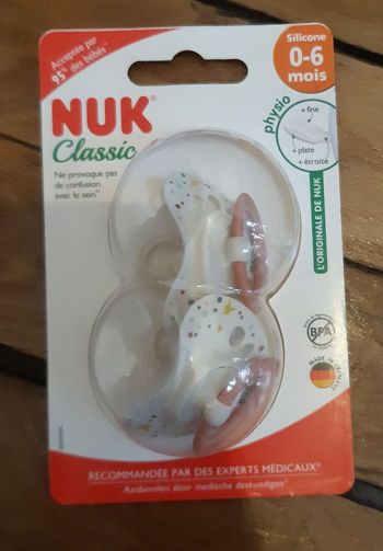 Lot de 2 sucettes Nuk 0-6 mois