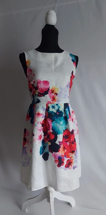 Robe style rétro vintage. Fleurie sans manche col rond taille 36 zippée à l'arrière