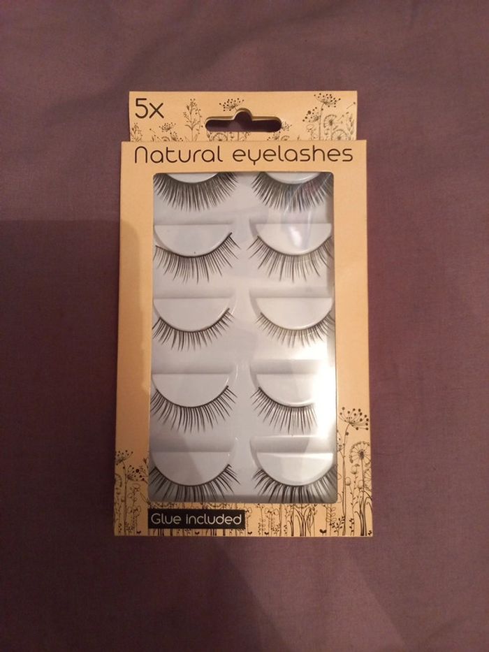 Faux cils avec colle