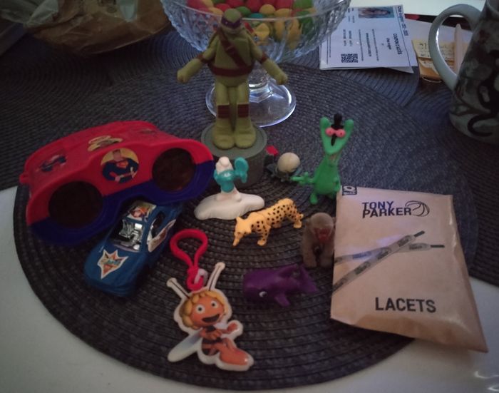 Lot jumelle, petite voiture, tortue ninja, figurines,lacets Tony Parker, porte clef Maya l'abeille - photo numéro 8