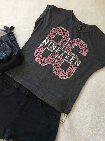 Haut t-shirt gris foncé à écritures numéro motifs léopard rose à manches courtes col rond