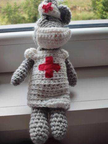 Peluche souris infirmière avec son masque neuve