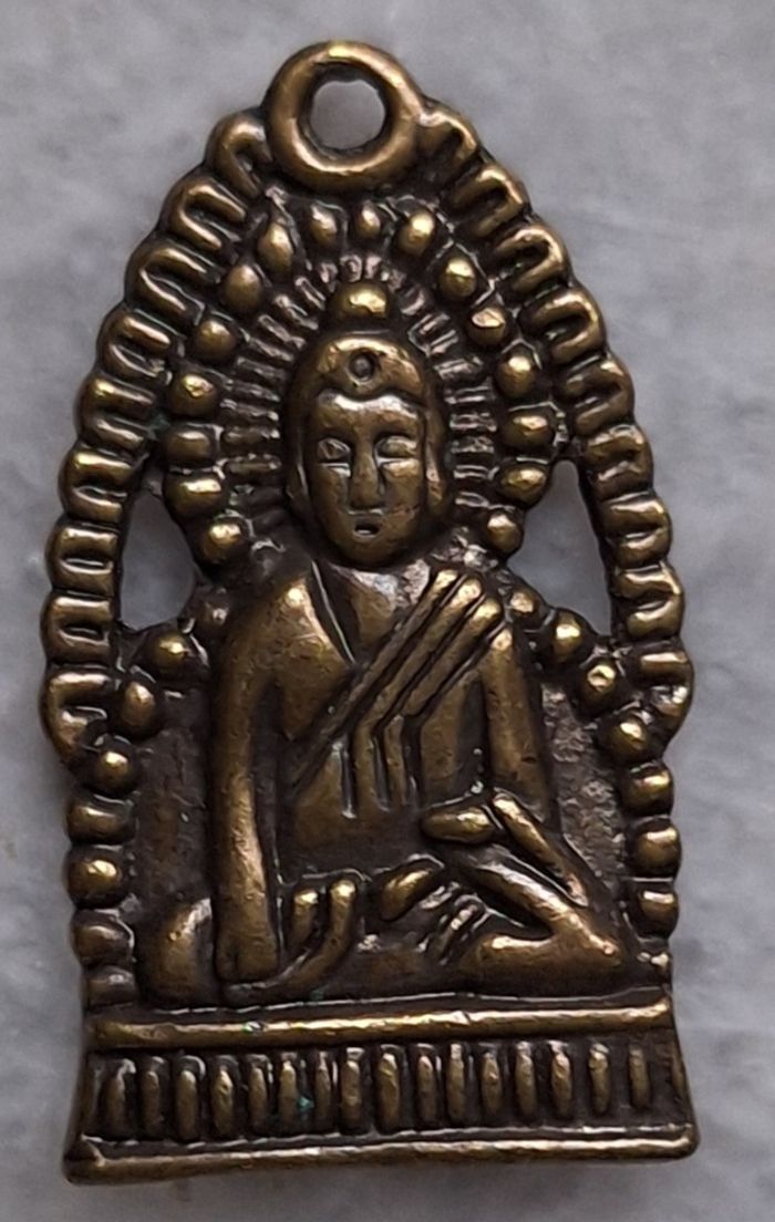 Ancien pendentif tibétain à double face en métal