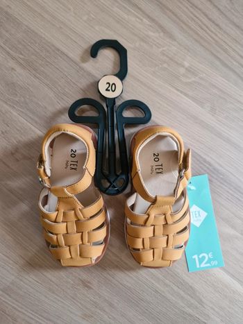 Sandales neuves taille 20