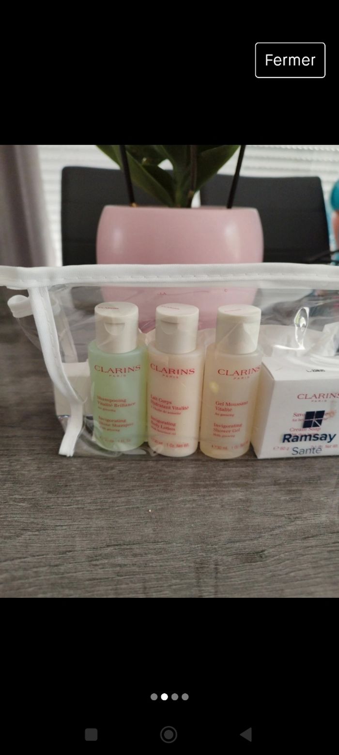 Kit de toilette Clarins neuf - photo numéro 2