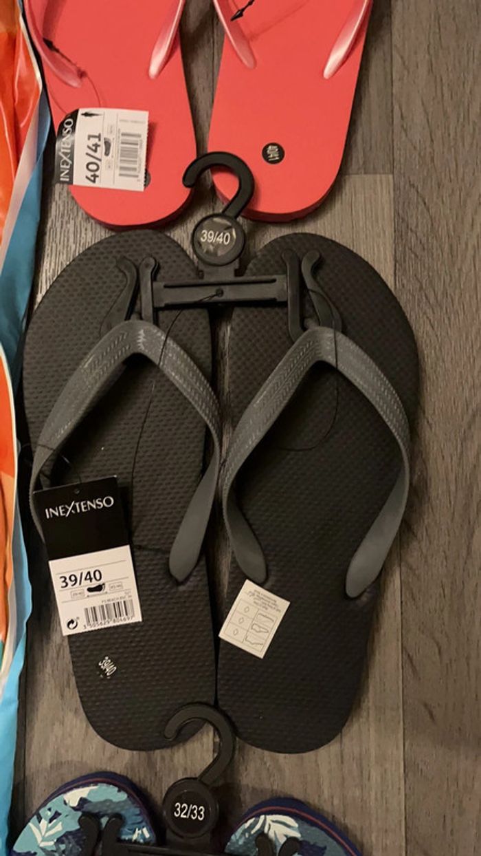 Lot plage : un matelas gonflable et 3 paires de nus pieds - photo numéro 3