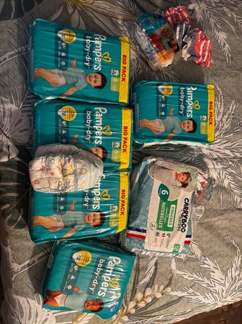 Gros lot de 245 couches Pampers carryboo