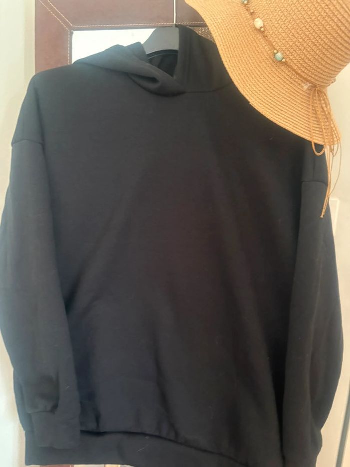 Sweat à capuche noir neuf de la marque shein