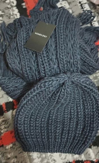 ensemble bonnet + écharpe neuf avec étiquette jamais porté.