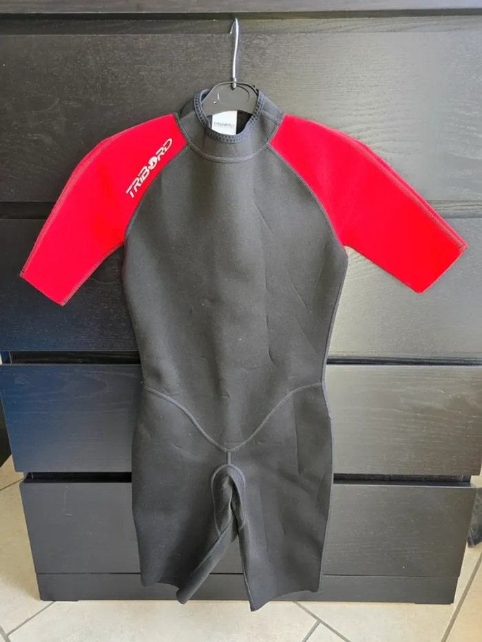 combinaison noire et rouge Tribord