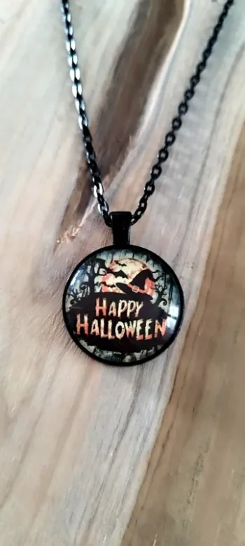 Collier avec pendentif rond Happy Halloween