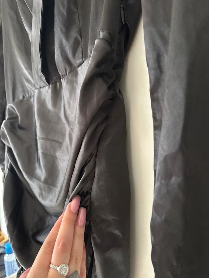 Robe noire satinée moulante - photo numéro 7