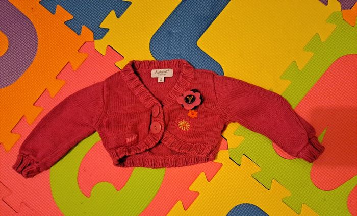 Boléro maille rose, alphabet, taille 3 mois (60 cm)