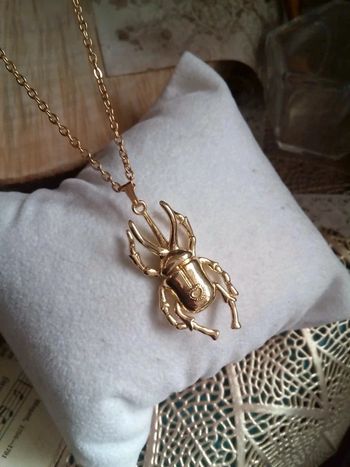 Collier scarabée doré