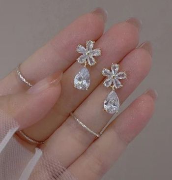 Paire de boucles d'oreilles pendantes - Fleur et goutte cristal dorée