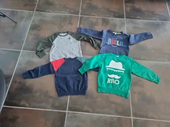Lot 4 sweatshirts