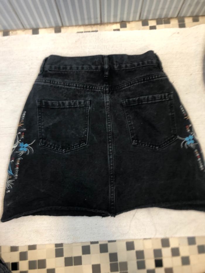 Jupe noire en jean/motif brodé - photo numéro 2
