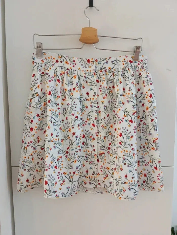 Jupe courte boutonnée blanches fleurs multicolores taille L