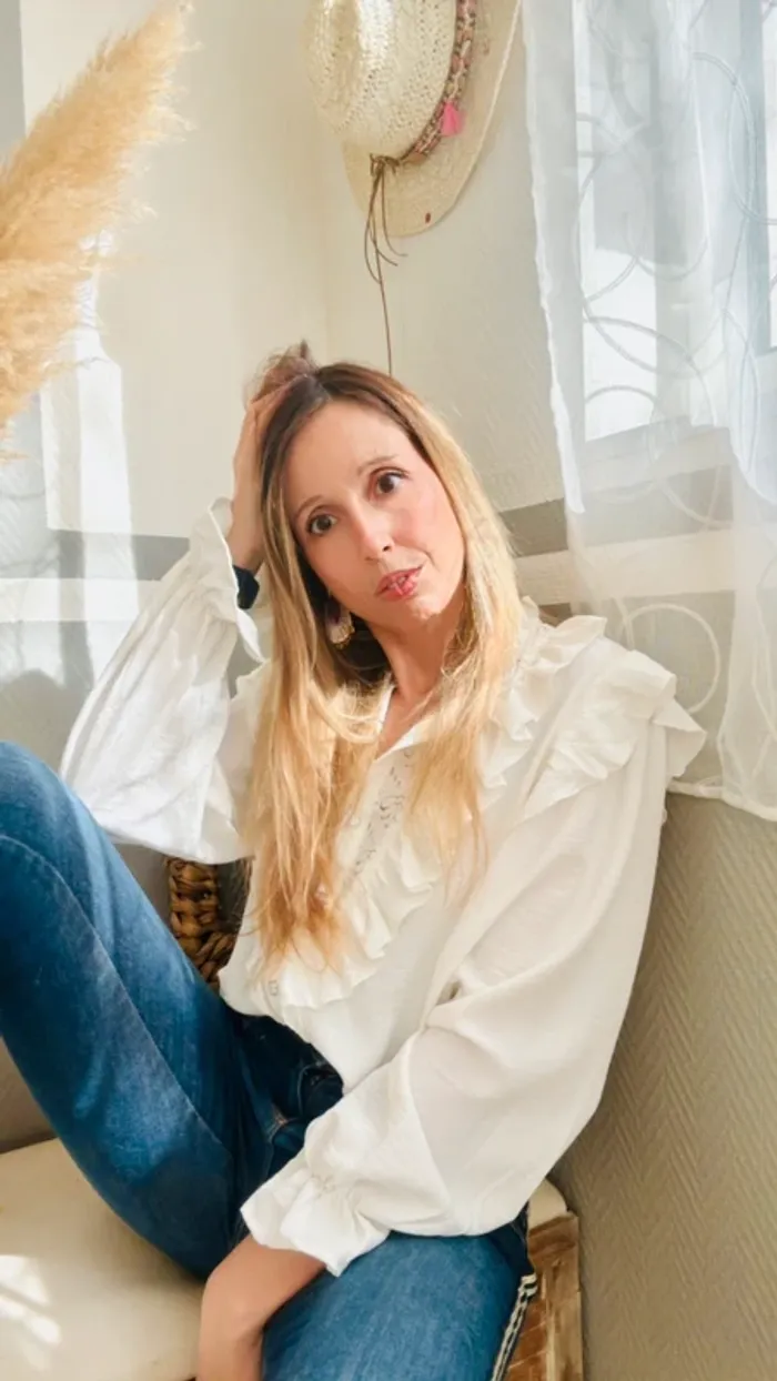 Blouse blanche bohème chic avec dentelle fleurs et volants - photo numéro 2