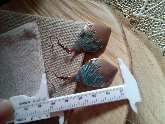 Boucles d'oreilles bohèmes métal cuivré patiné gravées - photo numéro 2