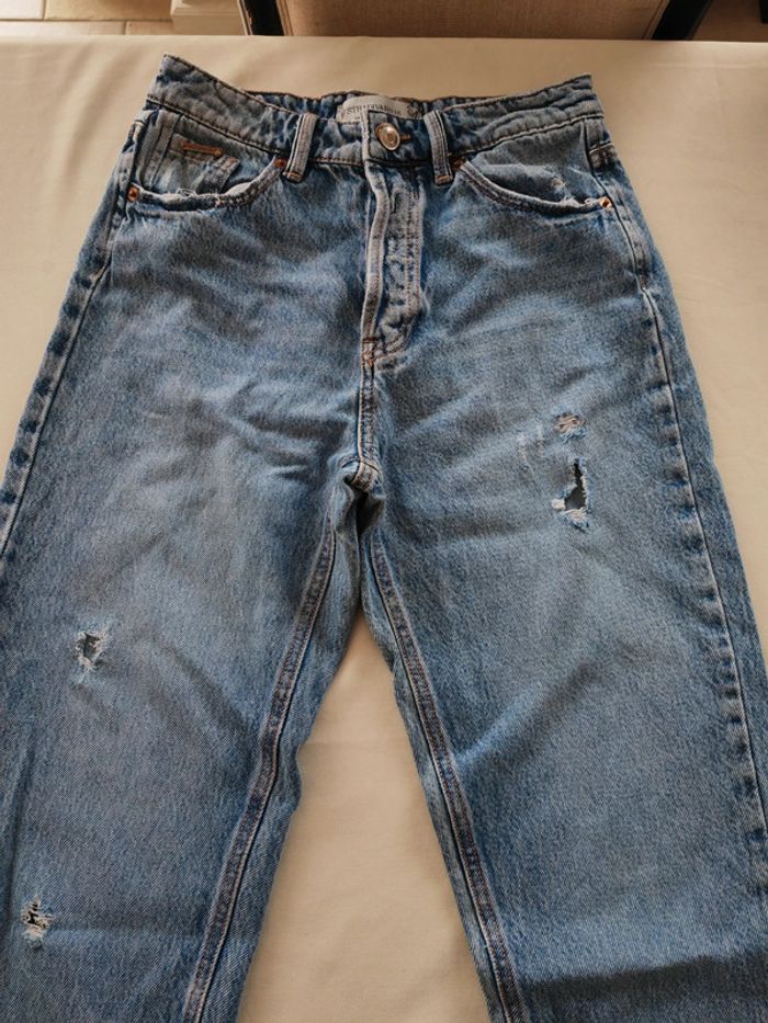 Jean troué, taille 34, marque Stradivarius, très bon état - photo numéro 2